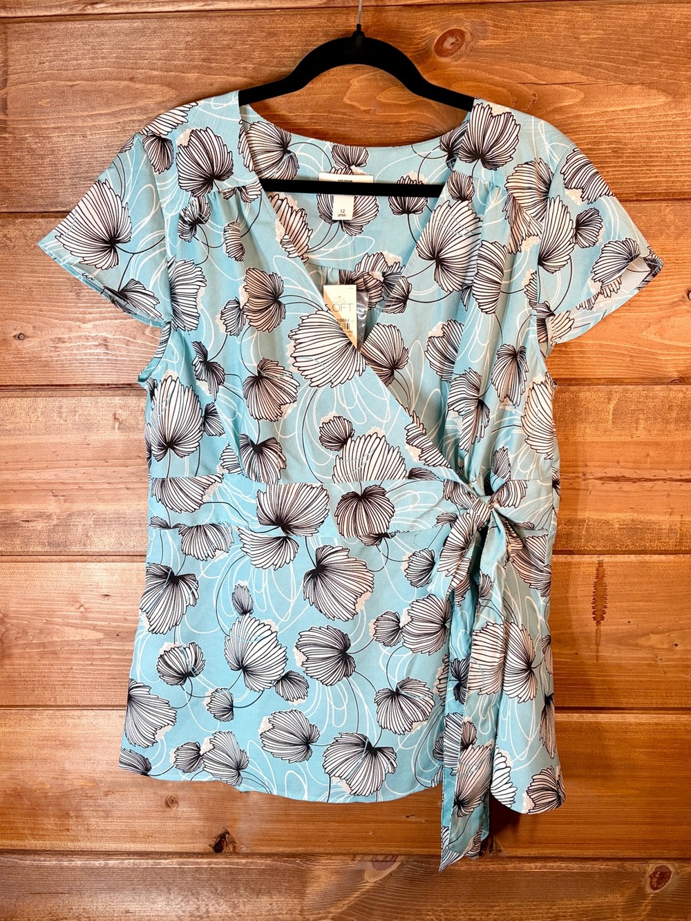 LOFT Light Blue Floral Cap Sleeve Wrap Top Size 12 💕💙